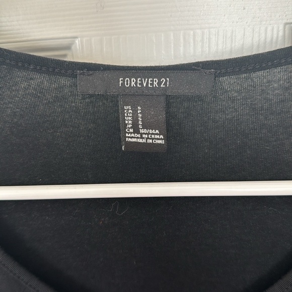 Forever 21 black top with sequins and tiger - Picture 3 of 4